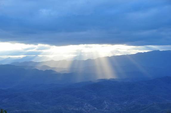 Luz do sol atravessa nuvens no fim de tarde à caminho de Monteagudo - Bolívia
